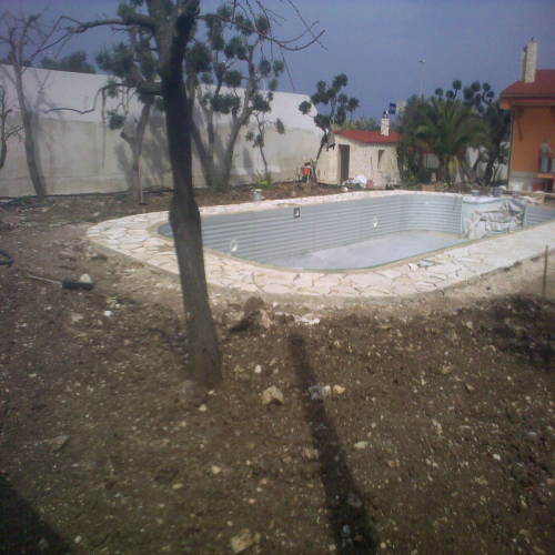 Preparazione del terreno nella zona piscina